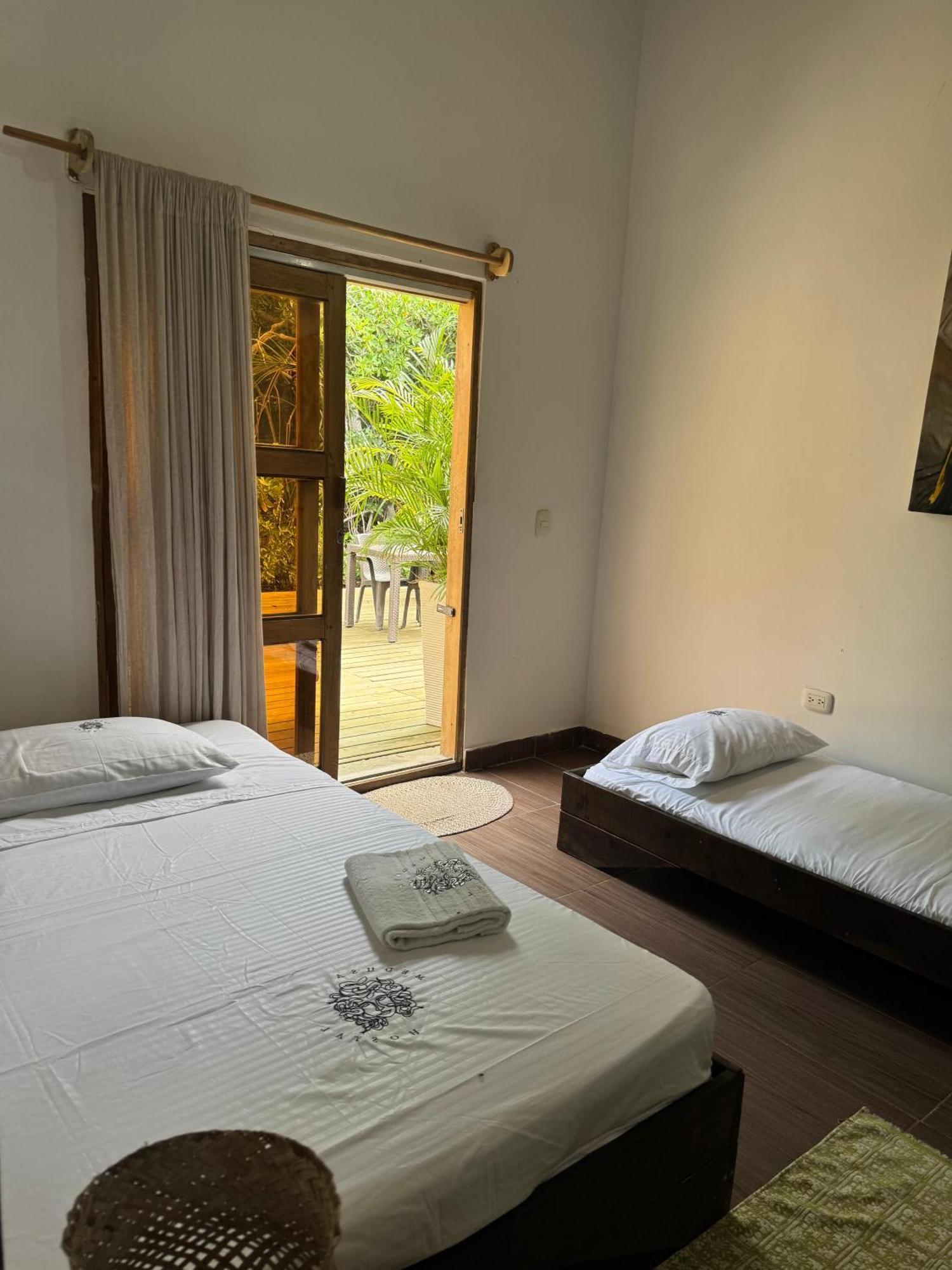 Medusa Hostel Isla Tintipan Tintipan Island Екстериор снимка